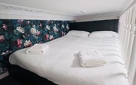 F5- Mezzanine Studio fits 3 Near Paddington